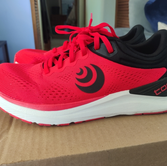 Topo Athletic Other - Topo Athletic Men's Bright Red Ultrafly 4 Sneakers Athletic Shoes 8.5 Used